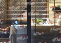 张卫健带老婆与友人聚餐(47岁张茜素颜不显老结婚13年未生育)
