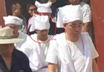 王宝强母亲去逝（王宝强母亲因病去世出殡现场哭到站不起村民搀扶前行）
