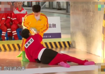 秦霄贤节目里意外掉裤子（露出黑色底裤姿势妖娆放弃裤子众人围观爆笑）