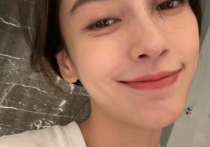 明星杨颖的自拍照（有几张自拍照中她意外显露了眼周的皱纹）