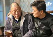 王宝强回河北老家低调过年（和父亲并肩坐父子十分亲密画面温馨）