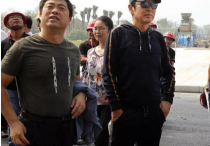 64岁陈道明近照（工地指挥似包工头双手插袋很是随性太搞笑）