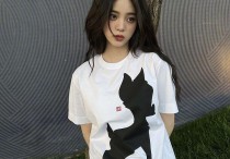 欧阳娜娜简约白T搭牛仔裤（清新可爱中分披肩卷发气质迷人）