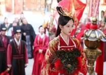 鞠婧祎拍《仙剑4》（遭陌生男偷拍剧组发现后将其绑树上引争议）