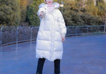 杨紫打卡环球影城（穿羽绒服戴帽笑成眯眯眼零下吃雪糕牙口好）